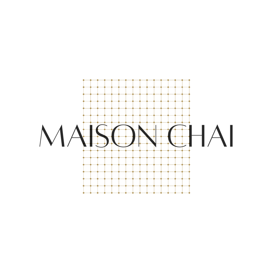 Logo fond blanc avec un quadrillage doré et le nom de la marque "Maison Chai par dessus"